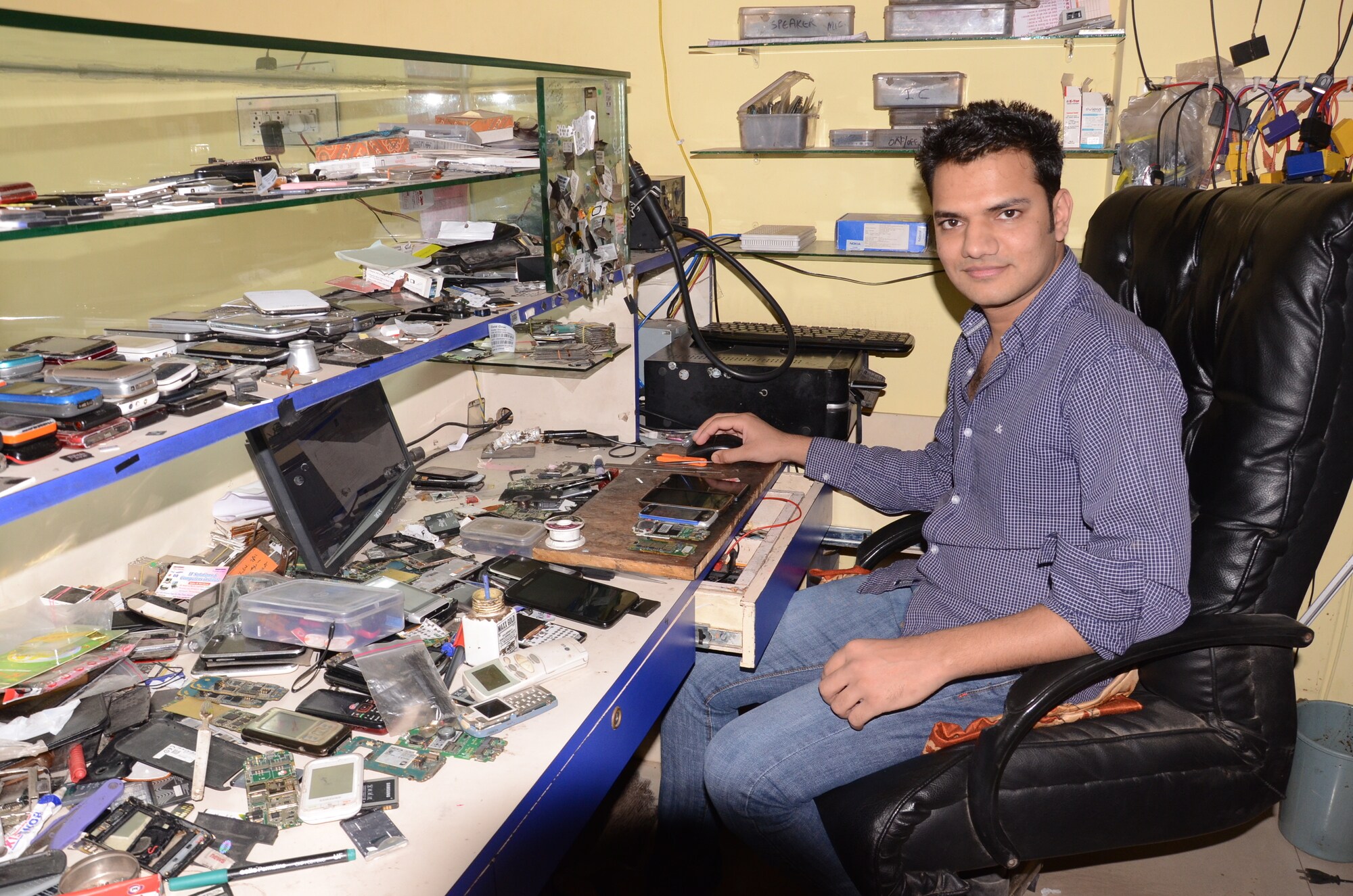 Technician at Prince Mobile Service Center Kota repairing a mobile phone in Keshavpura, Rajasthan